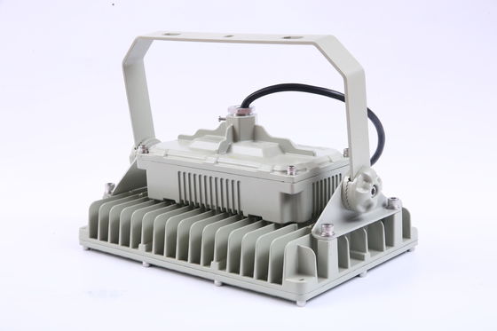 過酷な環境でのペンダント設置向け、130lm/w 高効率防爆 LED フラッドライト