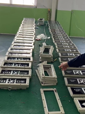 防爆型非常口サインライト – 広範囲電圧 90-300V | 危険場所向け安全・耐久性