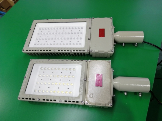 屋外防爆太陽光路灯 Ip66 100w 200w LED 洪水照明 効率 130lm/w 5 年間の保証付き