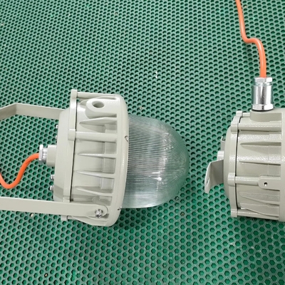 100-277VAC 定位電圧 高明るさ IP66 危険な場所の照明