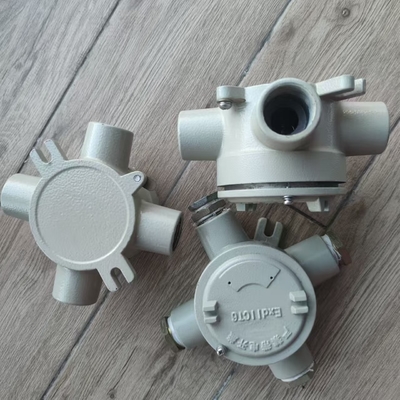 電気静止噴霧 4" 1" 丸型爆発防止の交差点ボックス ATEX IECExクラス I Div 1 II B II C IP66 油ガス危険場所