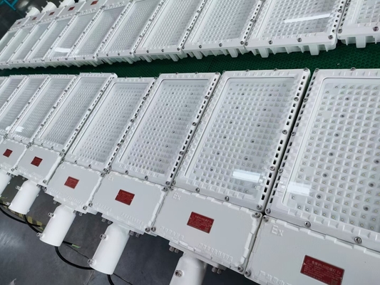 IP66 ATEX IECEx CNEX 認証 防爆型屋外 LED フラッドライト オフショアプラットフォーム、製油所、危険物プラントに最適