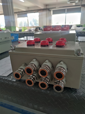 壁に装着された防火制御パネル 調整可能な定位電圧 ATEX CNEX ISO9001 石油ガス海洋ソリューションの認証