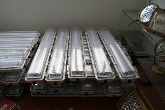 ATEX/IECEx/CNEX 認証された危険区域用LED灯具,IP66級,5年間の保証,カスタマイズ可能なワット容量とサイズ