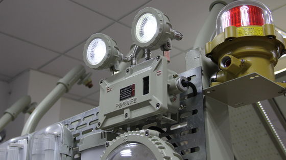 危険環境における安全を確保する産業用防火緊急灯