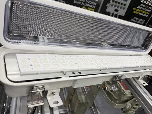 耐火線形灯具 IP66 WF2 耐天気基準,Ex Tb IIIC T80°C Db 化学複合施設用標識照明