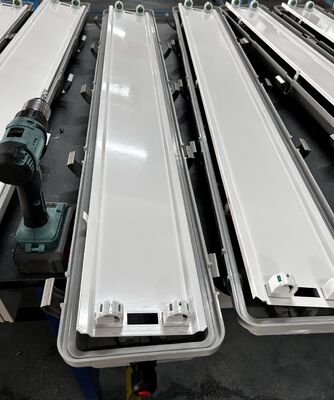 石油化学プラント施設向け、防爆構造リニア照明器具 IP66 WF2 保護性能レベル、Ex Tb IIIC T80℃ Db 認証済み